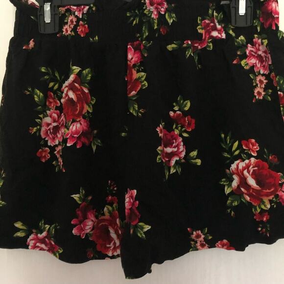 Women's Bermuda‎ Shorts Tie Front Mid Rise Pull On Floral  Black Red Size Medium - Picture 2 of 7